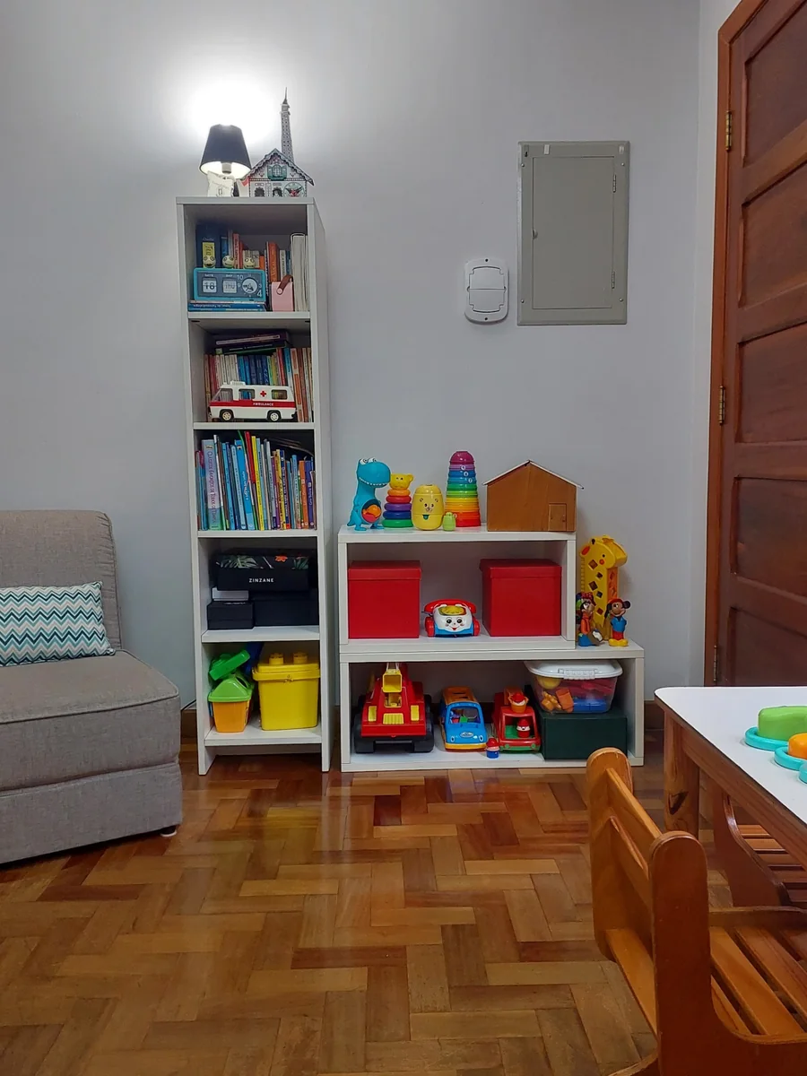 Espaço terapêutico com brinquedos, mesa infantil e materiais de apoio.