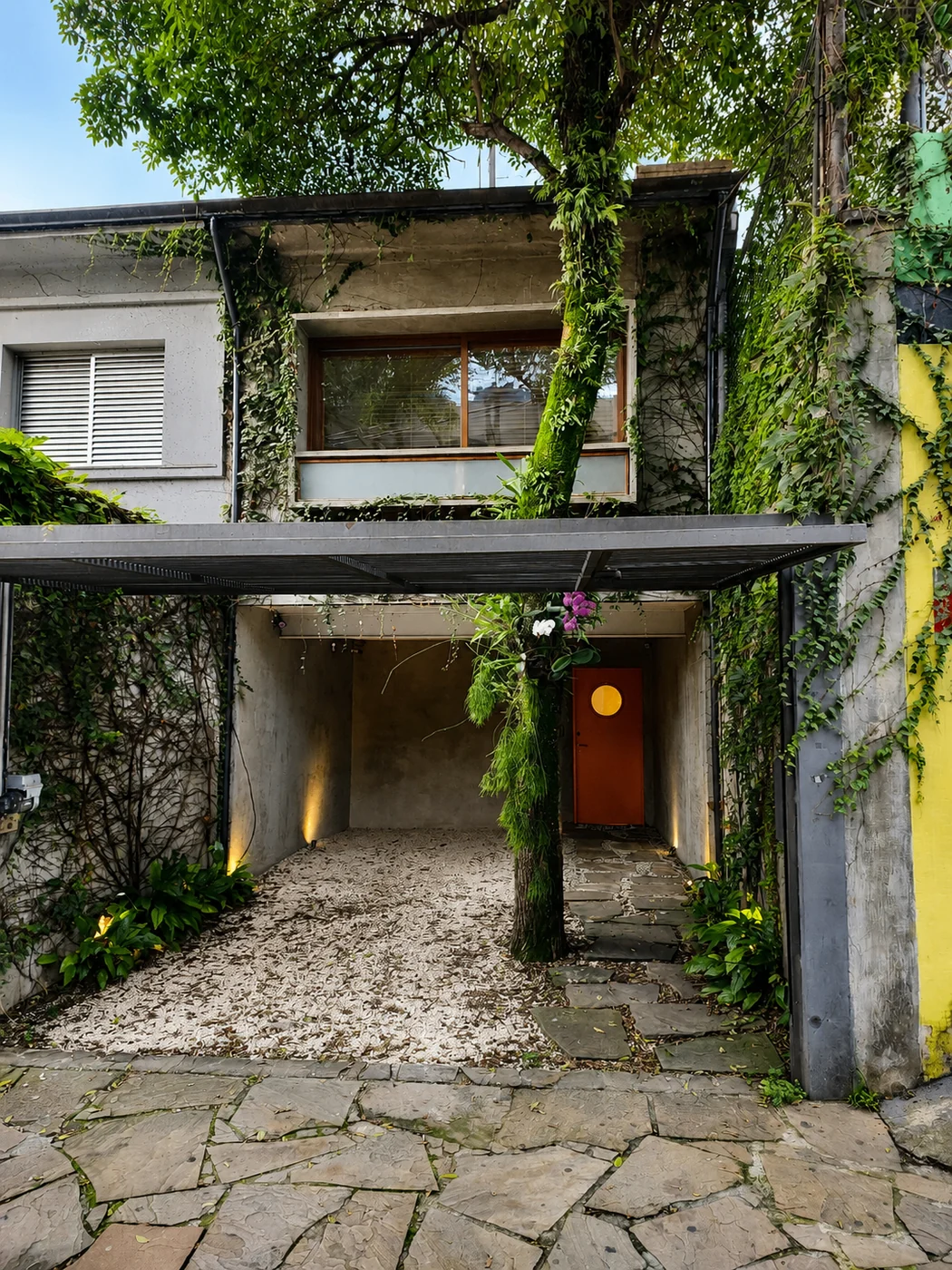 Fachada externa da clínica rodeada por vegetação.